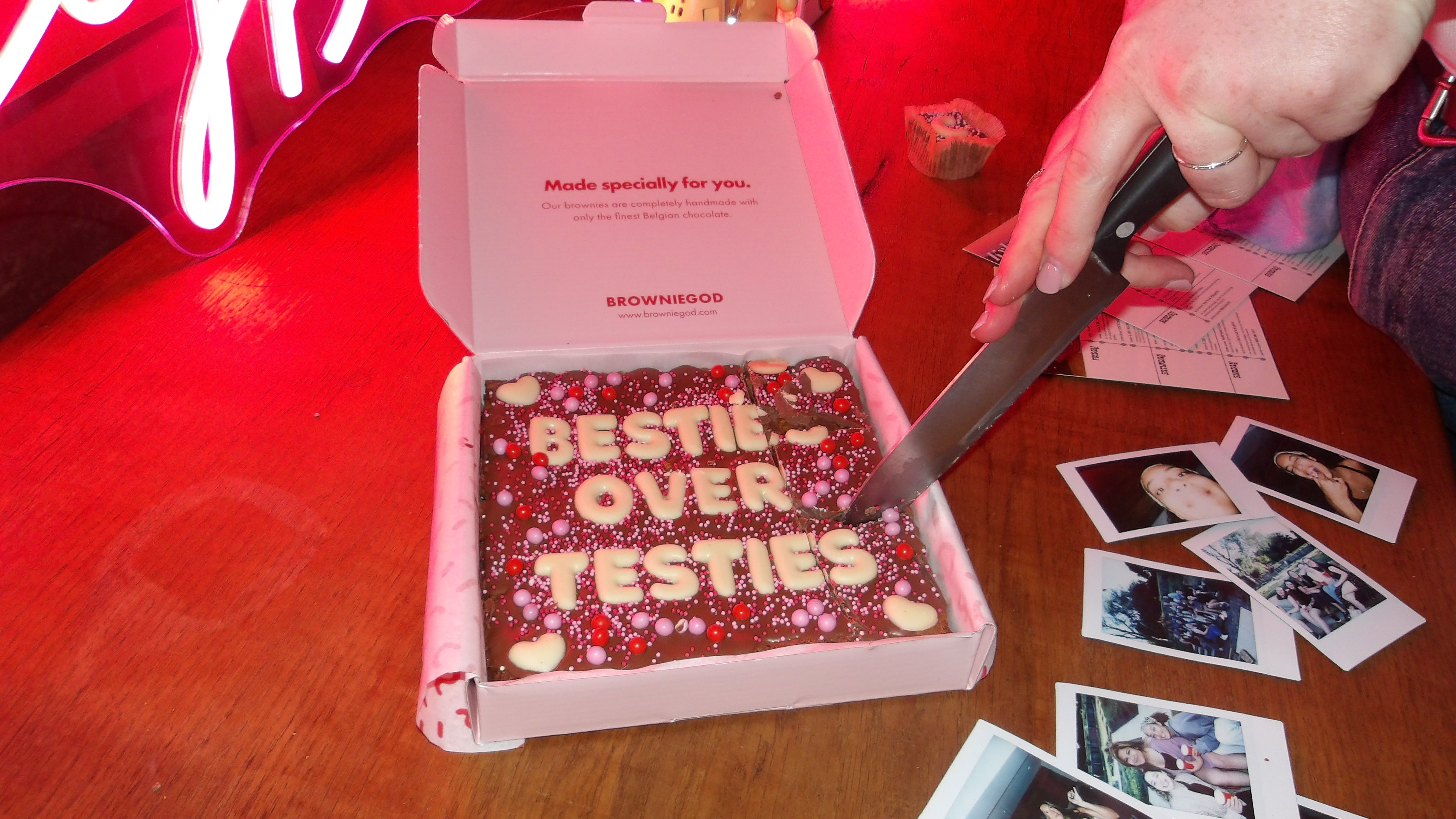 Personalised brownie slab decorated with white chocolate letters – Browniegod postal brownies
